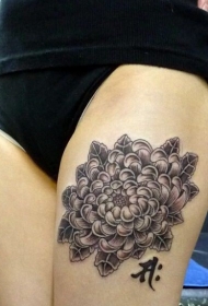 性感美女大腿上菊花和汉字纹身图案