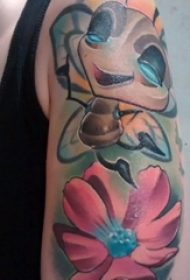 男性左手臂蚂蚁和小花朵纹身水彩卡通纹身小图片