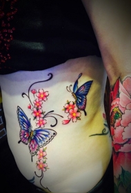 腰部美丽的蝴蝶与花蕊彩绘纹身图案