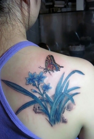 蝴蝶和水仙花背部彩绘纹身图片