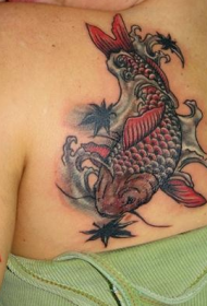 女性背部个性的鲤鱼纹身图案