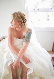 欧美漂亮新娘的花臂纹身图案