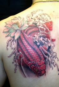 背部个性时尚的鲤鱼莲花纹身图案
