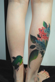 女性小腿好看的花卉小鸟纹身图案
