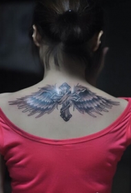 背部带翅膀的十字架纹身图案