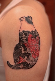 大臂上的肥猫和鲤鱼纹身图案