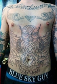 男性前背上黑色几何线条纹身展翅猫头鹰纹身图片