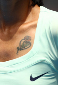 李娜胸部心形玫瑰纹身图案