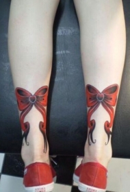 腿部红色的蝴蝶结纹身图案