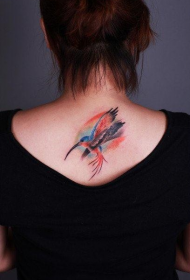女人后背漂亮时尚的蜂鸟纹身图片