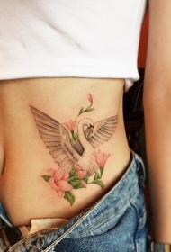 女生腹部漂亮的天鹅花卉纹身