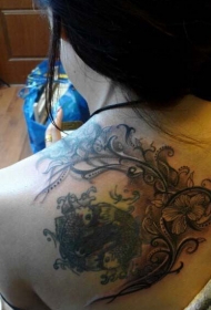 女生背部鲤鱼蔷薇藤蔓纹身图案