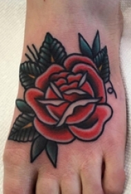 脚背上漂亮的传统风格玫瑰花纹身图片