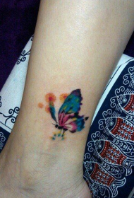 女人脚踝处漂亮好看的彩色蝴蝶纹身图案