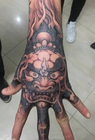 手背个性唐狮纹身图案