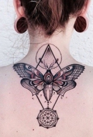 女生后颈部性感又可爱的小清新纹身图案
