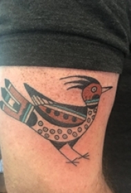 手大臂膀上一只漂亮的鸟图案纹身