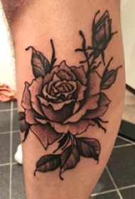 小腿上的一朵精致的黑灰色玫瑰花纹身