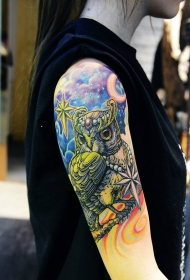 手臂华丽的猫头鹰彩绘纹身
