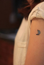 女性手臂帆船小纹身图案