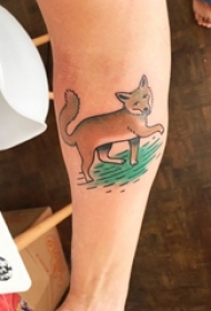 手前臂上一只可爱的小狐狸纹身