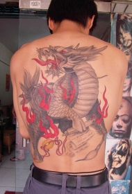 男孩背部浅色麒麟满背纹身图案