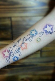 小臂上彩色星星和英文字母纹身图案