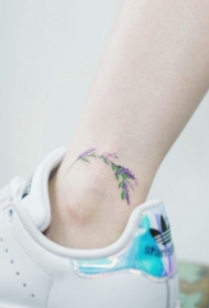 运动女孩脚踝上的唯美花朵纹身图案