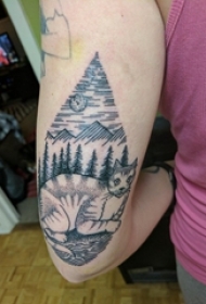 左手大臂上的菱形里的山林和猫纹身