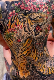 满背霸气咆哮的老虎花蕊彩绘纹身图案