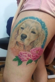 大腿上彩色植物纹身小花朵和狗头纹身图片