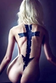 美女后背箭头十字架纹身图案