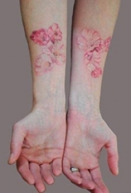 女生手臂上彩色渐变纹身小清新植物纹身图片