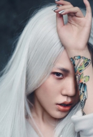 吴莫愁白发魔女造型秀手臂彩绘纹图案身