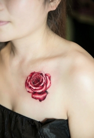 美女锁骨玫瑰花彩绘纹身图案