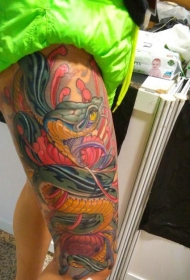 个性张扬的大腿彩色大蛇菊花纹身图案