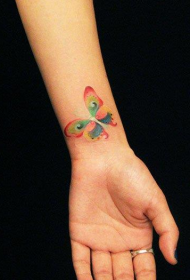 手腕精巧标致的彩色蝴蝶纹身图案