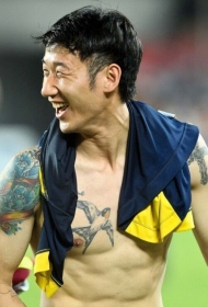恒大球员胸部燕子和大臂花卉纹身图案