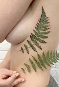 女生腰侧性感纹身图案