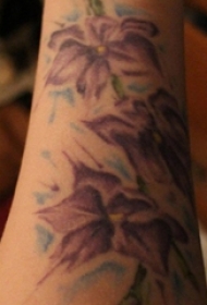 手臂上的紫色花朵纹身