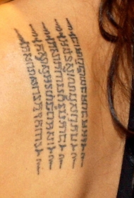 安吉丽娜朱莉后背经文纹身图案