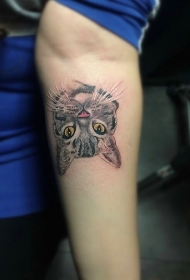 手臂一只可爱的小猫头像纹身图案