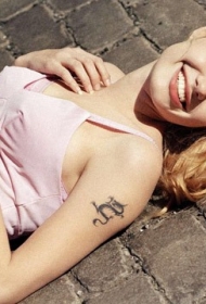 性感女星安吉丽娜朱莉手臂龙图腾纹身图案