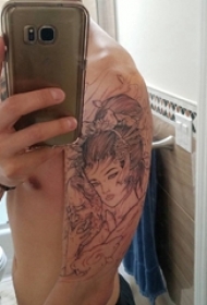 男性黑色日本风格纹身线条手臂艺妓纹身图片