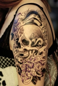 女性手臂骷髅菊花火焰纹身图案