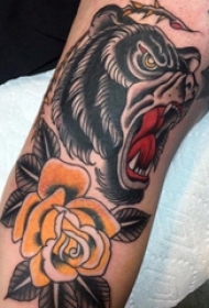 手臂上的传统风格黑熊和黄色玫瑰花纹身