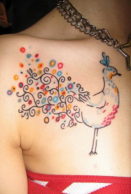 女性胸部漂亮的孔雀图腾纹身图案