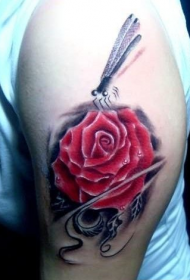 手臂彩绘玫瑰与蜻蜓纹身图案