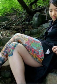 美女腿部和手臂艳丽迷人的彩绘纹身图案