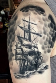 男性右手臂黑色水墨风格纹身小帆船纹身图片